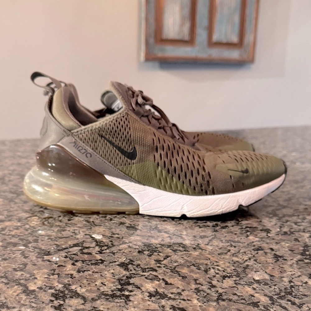 Nike Air Max 270 in olive and Black EUC 8.5